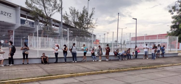 Hacen fila por horas para comprar boletos de Daddy Yankee en Veracruz