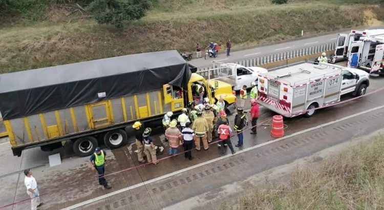 Accidente en la Córdoba-Veracruz deja cuatro lesionados y un fallecido