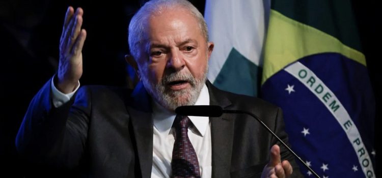 Despide Lula a 13 militares