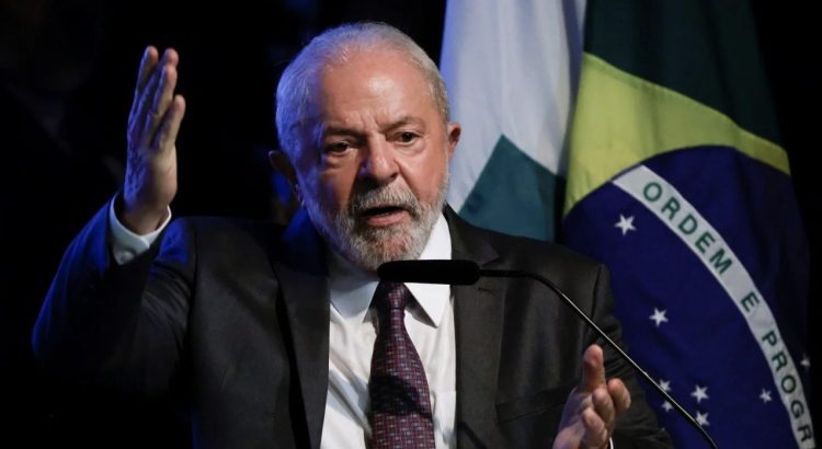 Despide Lula a 13 militares