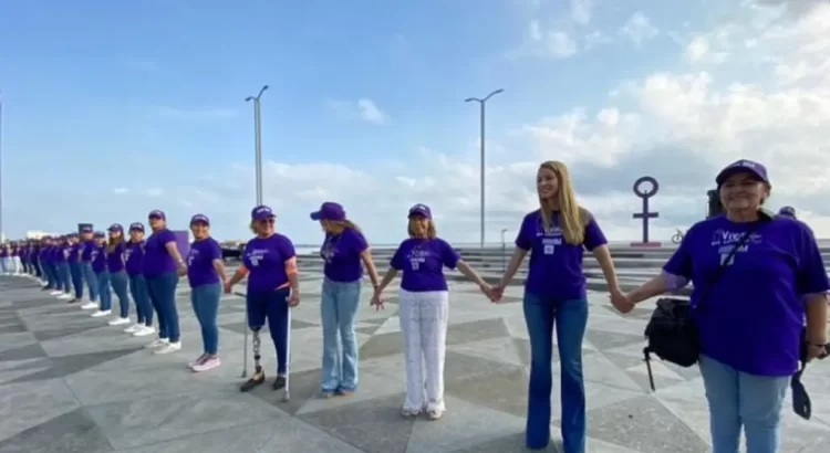 Conmemoran el 8M con cadena de mujeres tomadas de la mano en Veracruz
