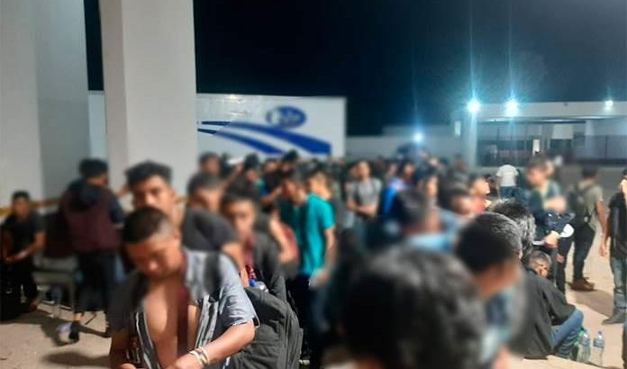 Encuentra INM a más de 100 migrantes menores de edad, abandonados en un trailer en Veracruz