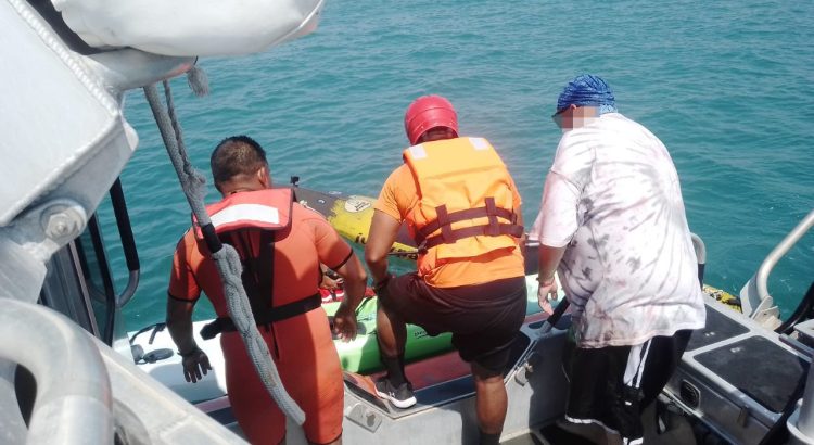 Auxilia Armada de México a dos personas varadas en inmediaciones de la Isla Salmedina