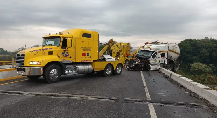 Por poco cae trailer de puente en autopista Córdoba-Veracruz