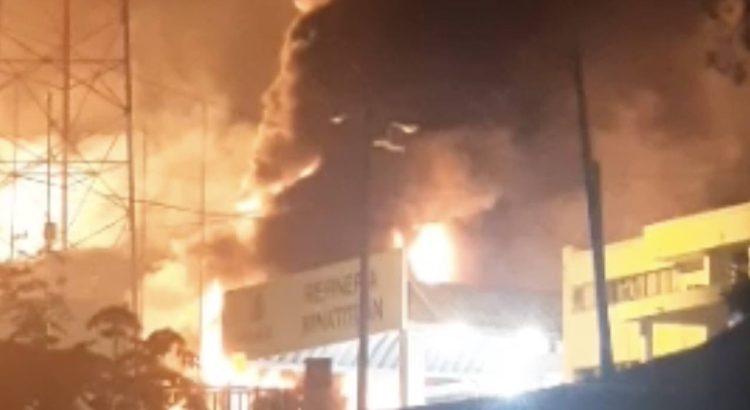 Se incendia la refinería Lázaro Cárdenas del Río en Minatitlán