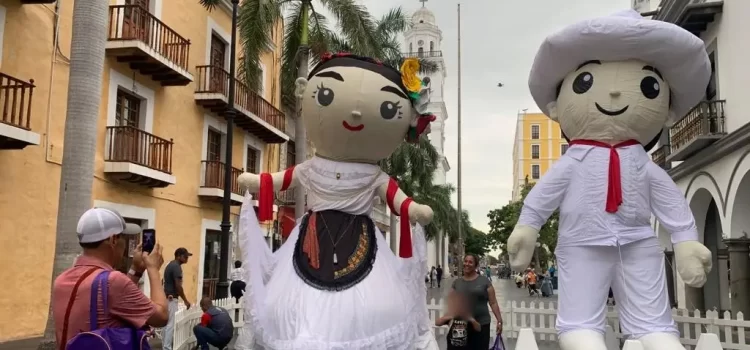 Ven al Zócalo de Veracruz y conoce a Toñita y Agustín