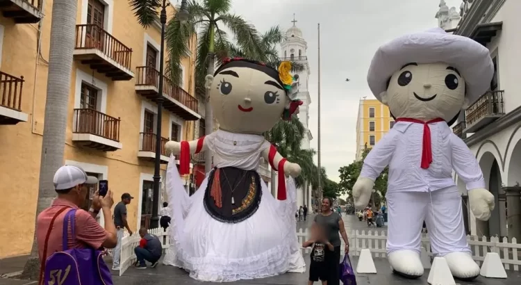 Ven al Zócalo de Veracruz y conoce a Toñita y Agustín