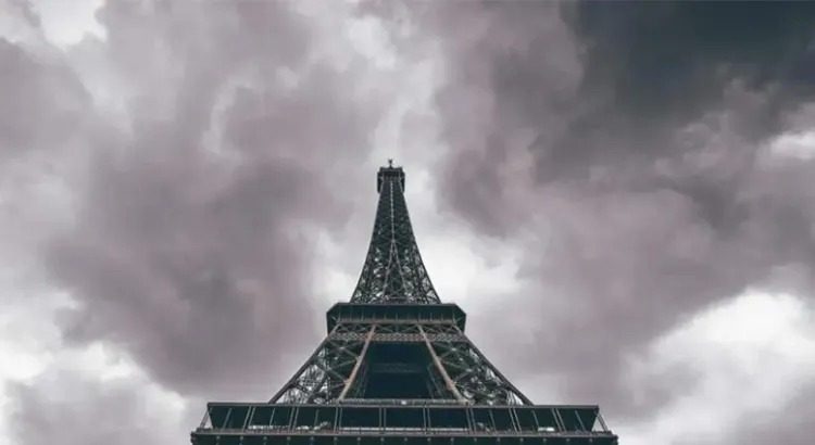 Escaló la Torre Eiffel y bajó desde la cima en paracaídas