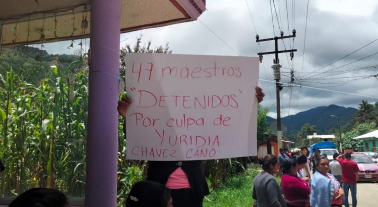 Bloquean carretera a Zongolica; exigen la destitución de una docente en Atlahuilapa 