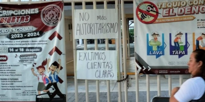 Padres de familia protestan en la secundaria técnica industrial 75 en Poza Rica