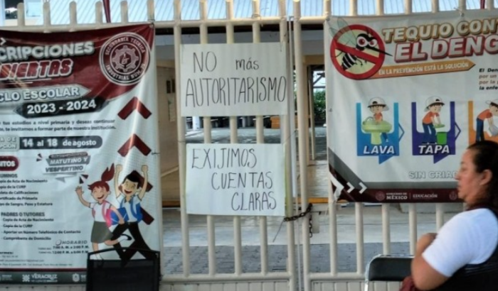 Padres de familia protestan en la secundaria técnica industrial 75 en Poza Rica