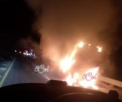 Autobús de pasajeros se calcina en autopista que va hacia Cosamaloapan