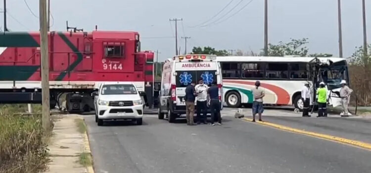 Tren embiste autobús en intento por ganarle el paso; Un fallecido