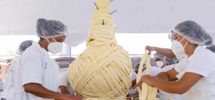 Productores oaxaqueños rompen Récord Guinness con el quesillo más grande del mundo