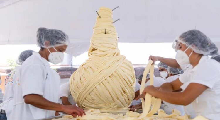 Productores oaxaqueños rompen Récord Guinness con el quesillo más grande del mundo