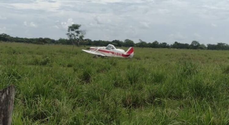 Aterriza de emergencia una avioneta en cañal de Tlalixcoyan, Veracruz