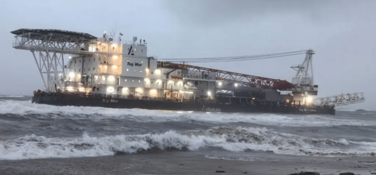 Rescatan a tripulación de barco que encalló en Coatzacoalcos