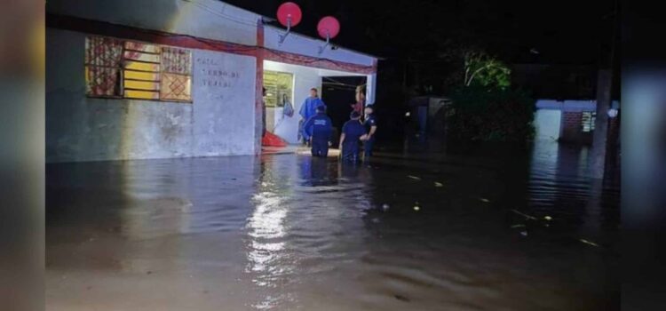 Se desborda río en Agua Dulce y provoca inundaciones en varias colonias; se activa Plan DN-III-E