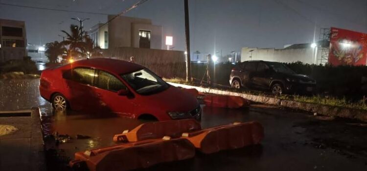 Un auto cae en socavón y calles inundadas tras intensa lluvia en Veracruz