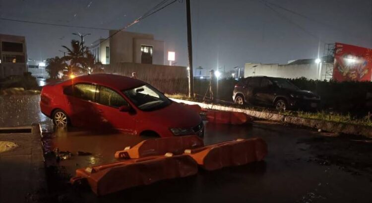 Un auto cae en socavón y calles inundadas tras intensa lluvia en Veracruz