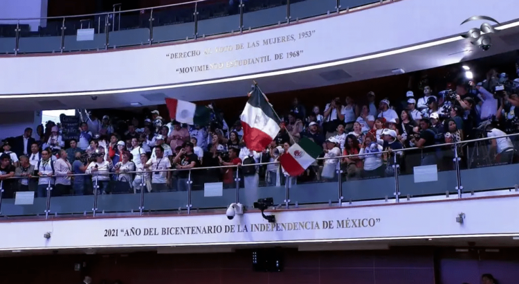 ‘Yunes traidor, te vendiste al dictador’: gritan manifestantes en el Pleno del Senado