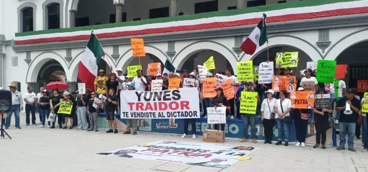 Trabajadores del Poder Judicial protestan en palacio de Veracruz contra la reforma judicial