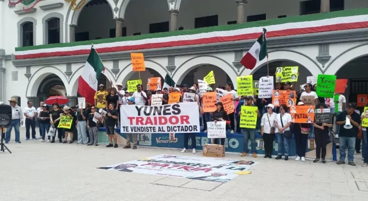 Trabajadores del Poder Judicial protestan en palacio de Veracruz contra la reforma judicial