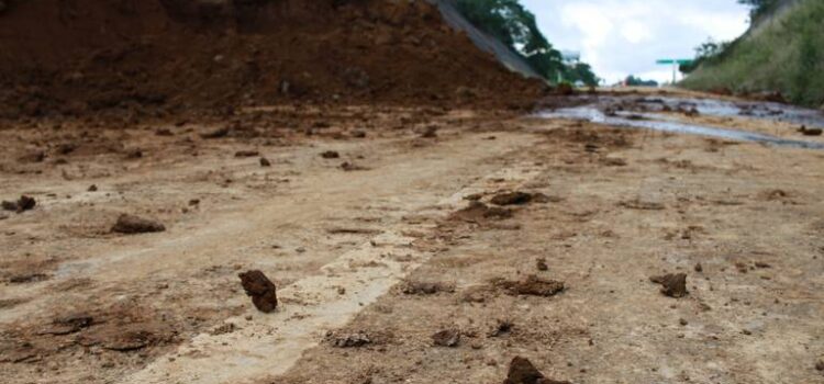 Apertura de carretera en Las Cumbres podría tardar hasta seis días: Gobernador