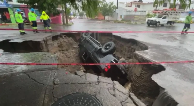 Lluvias abren socavón en el puerto de Veracruz