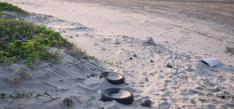 Creciente de ríos y arroyos llena de basura las playas de Coatzacoalcos y Agua Dulce