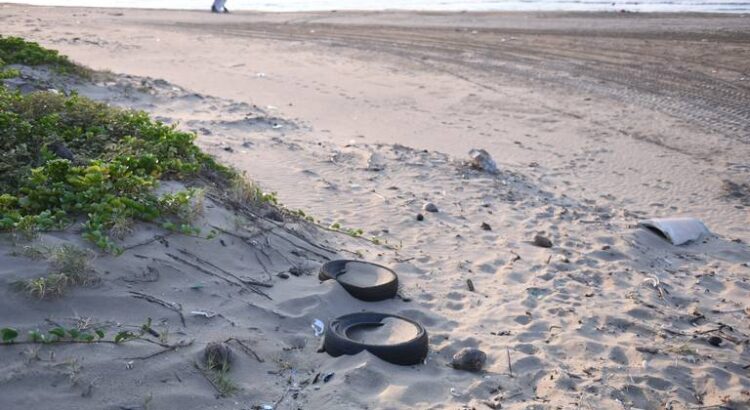 Creciente de ríos y arroyos llena de basura las playas de Coatzacoalcos y Agua Dulce