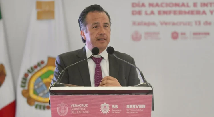 Entregan reconocimiento a Cuitláhuac García al “peor gobernador de la historia”