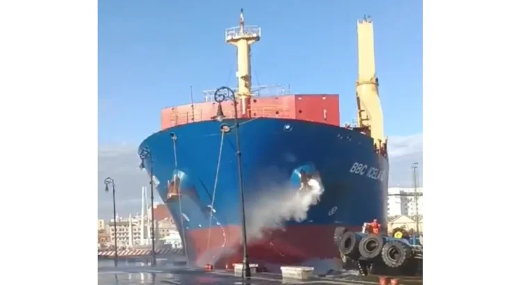 Buque choca contra el malecón en Veracruz