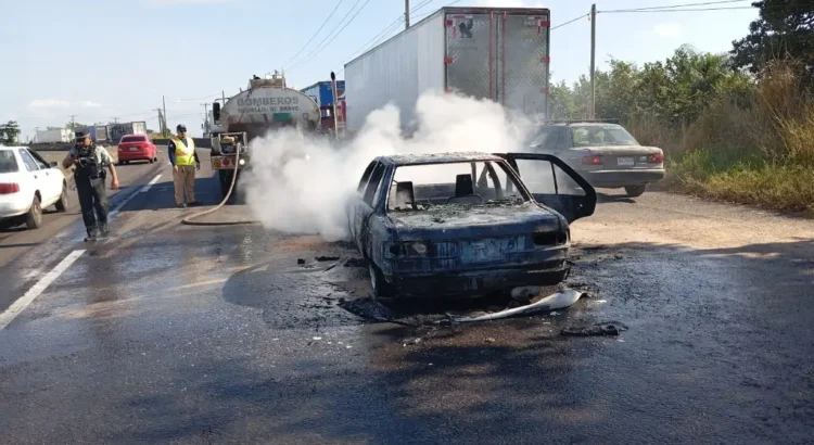 Incendio de vehículo en Paso del Toro; hay cierre parcial de carretera