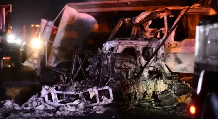 Choque entre 2 tráileres provoca fuerte incendio en autopista Xalapa-Perote