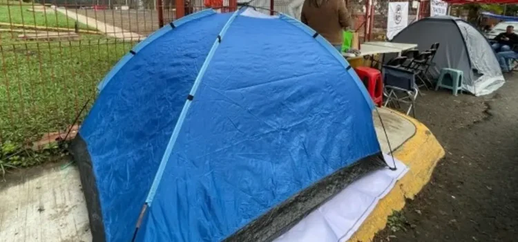 Docentes se quedan a acampar; exigen a SEV 20 mil horas para solucionar la falta de maestros en aulas
