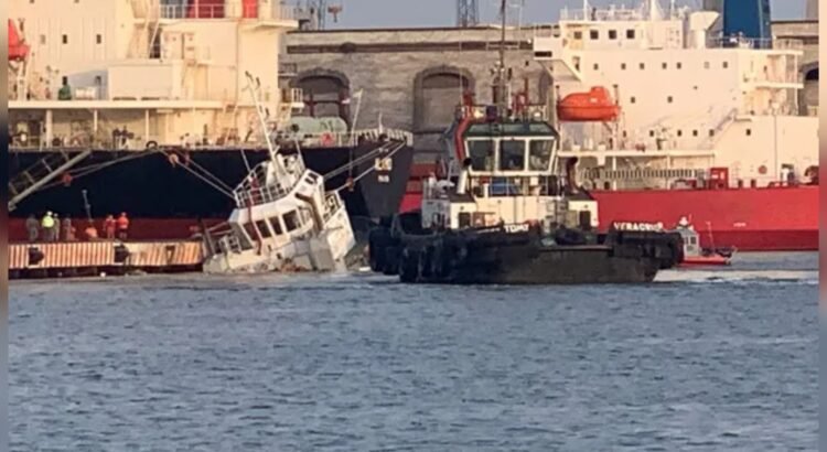 Barco remolcador se hunde en el puerto de Veracruz