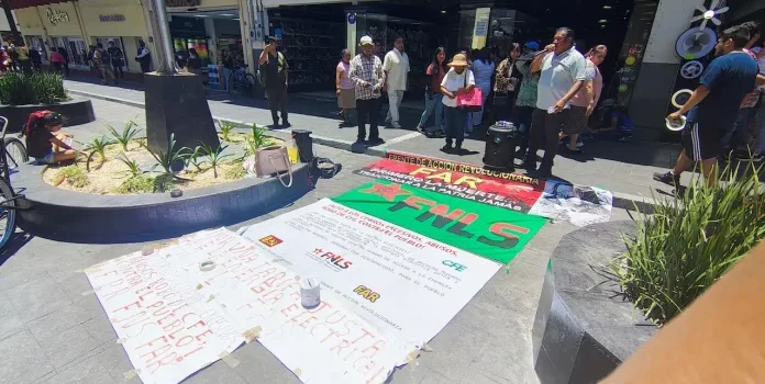 Activista “se crucifica” frente a oficinas de CFE por cobros excesivos en Orizaba