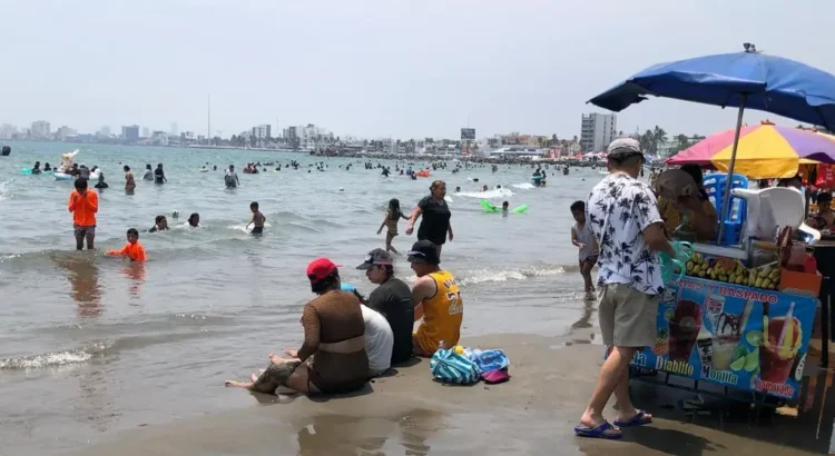 Menor se salva de morir ahogado en playa de Veracruz, hubo distracción de sus papás: PC