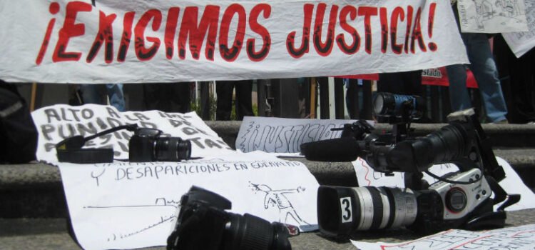 Queman camioneta de periodista en Veracruz; denuncia amenazas de político