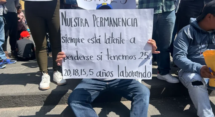 Personal de distintas jurisdicciones sanitarias protestan en plaza Lerdo; exigen basificación