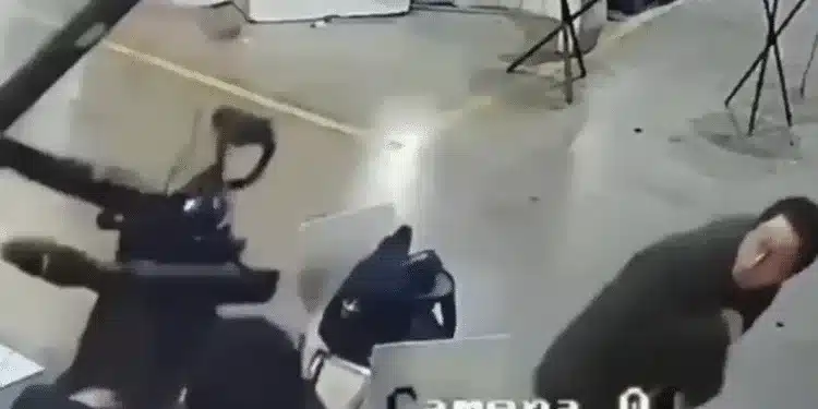 Robot se vuelve “loco” y agrede a sus creadores