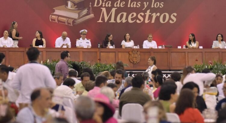 Docentes reclaman entrega de medallas en evento del Día del Maestro en Veracruz
