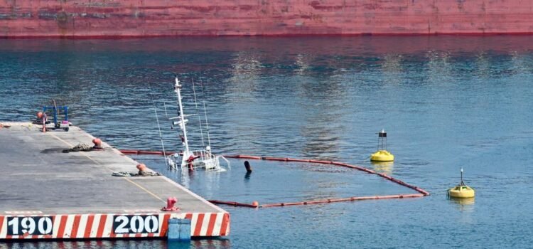 Dejan hundido a remolcador ecuatoriano en el puerto de Veracruz
