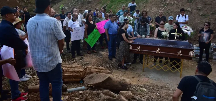 Dan último adiós Avisack Douglas; fallecida tras ataque a casa de campaña de MC Dan último adiós Avisack Douglas; fallecida tras ataque a casa de campaña de MC