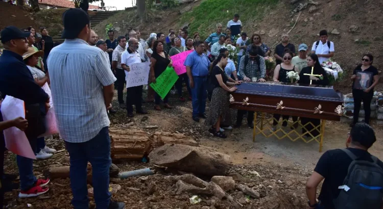Dan último adiós Avisack Douglas; fallecida tras ataque a casa de campaña de MC