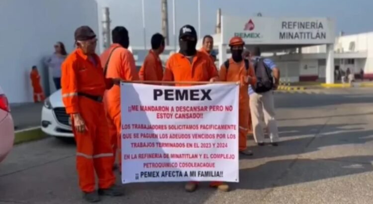 Trabajadores de empresas del sur de Veracruz reclaman adeudos millonarios a Pemex