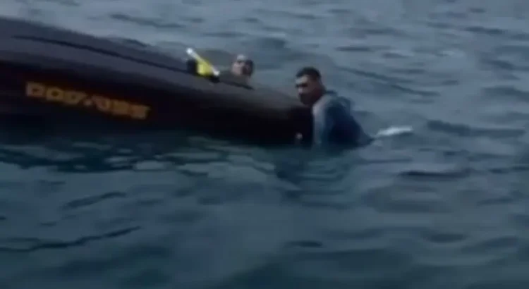 Vuelca ‘El Patrón de las Flores de Veracruz’ en el mar; iba a entregar un pedido