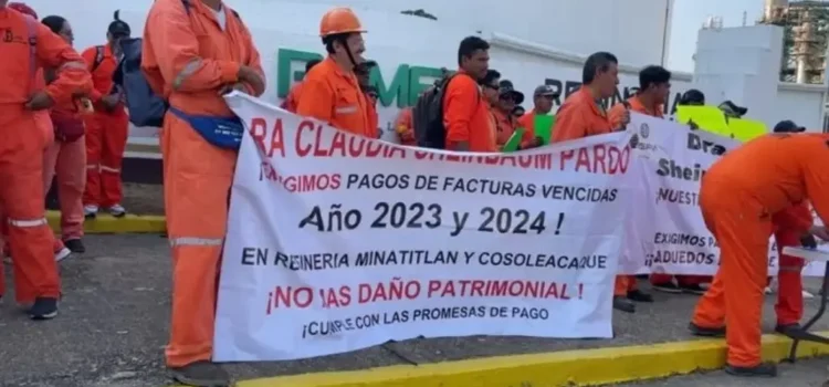 Proveedores cumplen 24 horas en paro frente a refinería de Pemex en Minatitlán, Veracruz