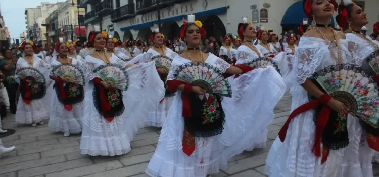 Alrededor de 400 personas bailan La Bamba en la avenida Independencia Veracruz